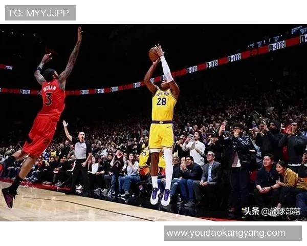 压哨三分命中瞬间绝平全场观众沸腾篮球赛场掀起最高潮